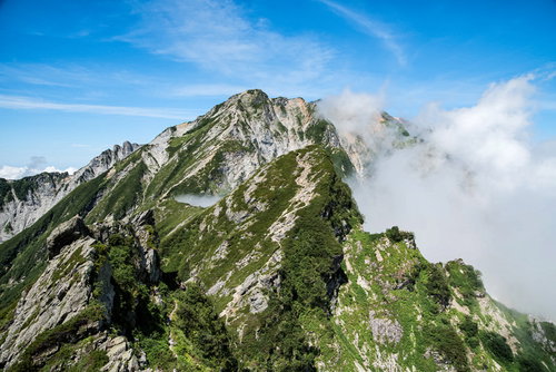 不帰キレットの荒々しい1峰と天狗の大下り
