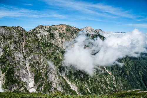 不帰キレットの荒々しい岩肌が連なる白馬連峰の山稜線