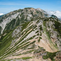 不帰キレットから三峰への比較的緩やかな登山道の写真