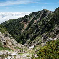 不帰キレット三峰付近から見た唐松山荘方面の岩稜帯の写真