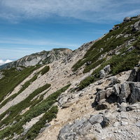 三峰付近の巻道と岩稜帯の登山道（不帰キレット縦走）の写真
