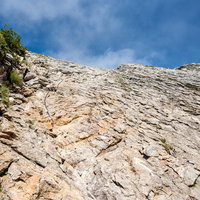 不帰キレット天狗の大下りの鎖場と青空、崖の垂直鎖の写真