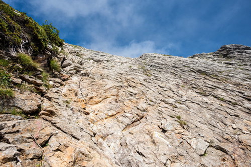 不帰キレット天狗の大下りの鎖場と青空、崖の垂直鎖