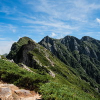 天狗の大下り下部から見た不帰キレットの険しい稜線の写真