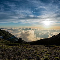 キレット縦走の天狗原から見る夕陽と雲海の絶景の写真