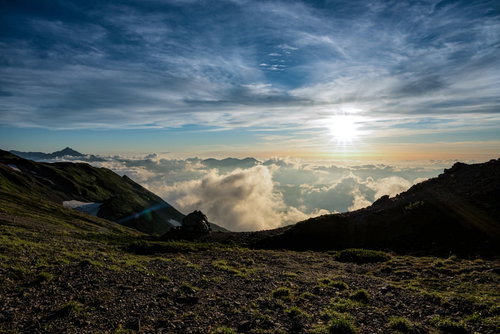 キレット縦走の天狗原から見る夕陽と雲海の絶景