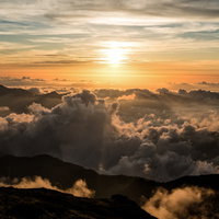 天狗原から見るキレット縦走の夕景と雲海に染まる山々の稜線の写真