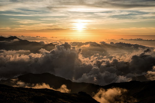 天狗原から見るキレット縦走の夕景と雲海に染まる山々の稜線