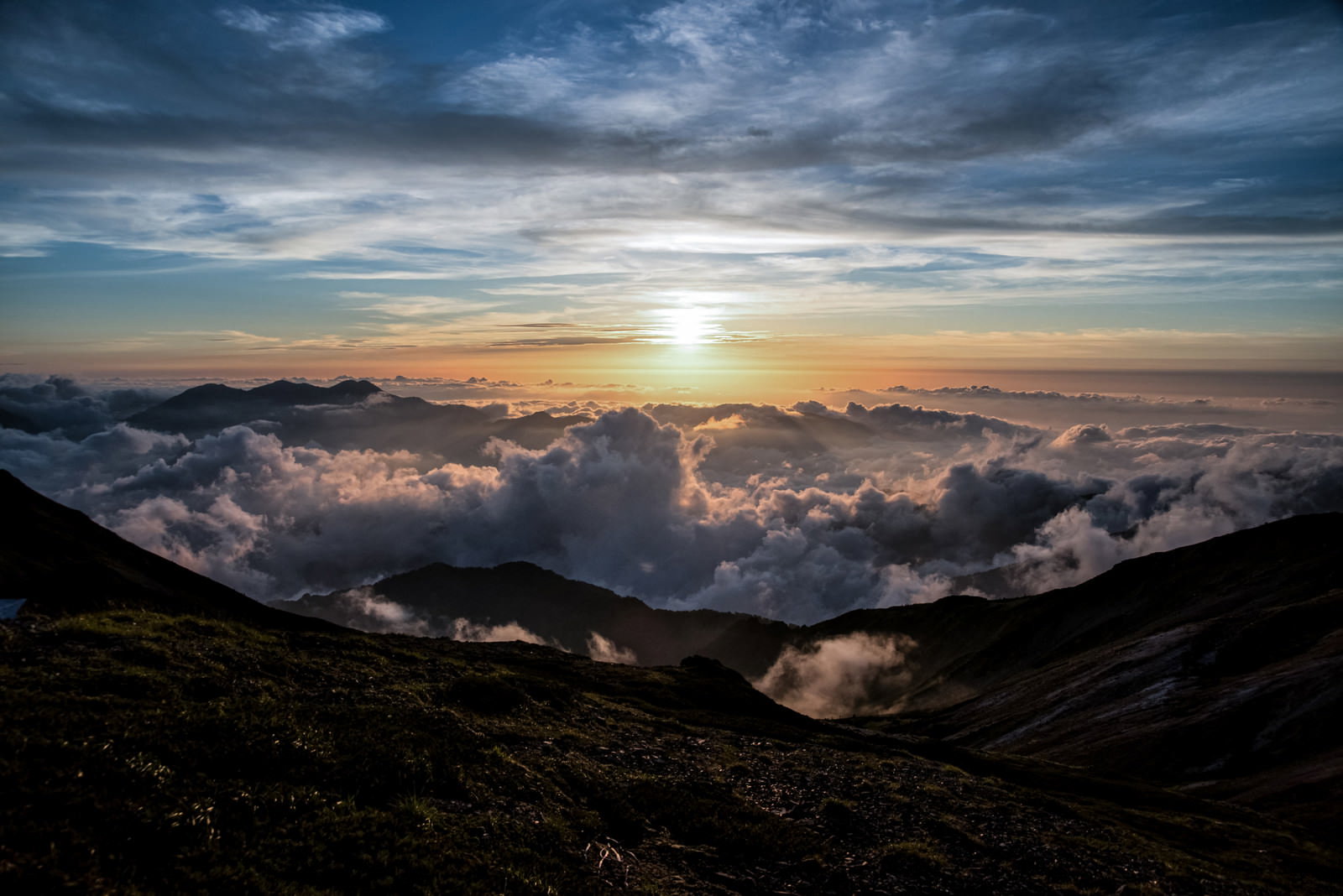 天狗原から撮影した日没の風景、雲海の上に沈む夕日と山々のシルエット