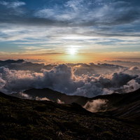 キレット縦走の天狗原から見る日没と雲海、槍ヶ岳方面の夕焼けの写真