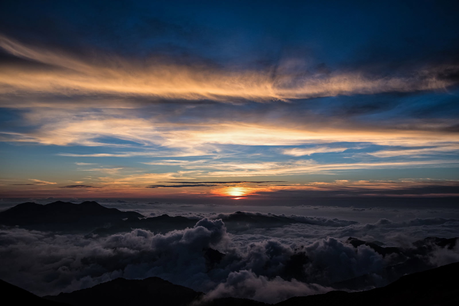 天狗原から見た夕日と雲海、オレンジから紫のグラデーションの空