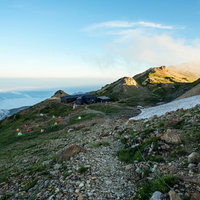 不帰キレット縦走の天狗山荘とテント場の山小屋風景の写真