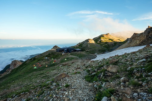 不帰キレット縦走の天狗山荘とテント場の山小屋風景
