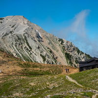 キレット縦走で訪れる天狗山荘と白馬鑓ヶ岳の写真