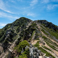 唐松岳からの三大キレット下り道：険しい岩稜縦走の登山道の写真
