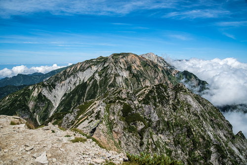 唐松岳から見た不帰キレットの険しい岩稜と鞍部