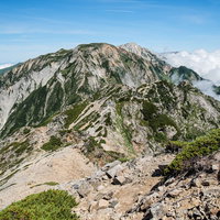 唐松岳から不帰キレットへの険しい下り道と北アルプスの展望の写真