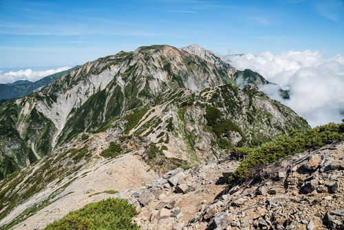 唐松岳から不帰キレットへの険しい下り道と北アルプスの展望