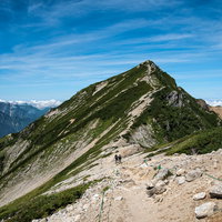 唐松山荘から唐松岳へ至るキレット縦走の登山道の写真