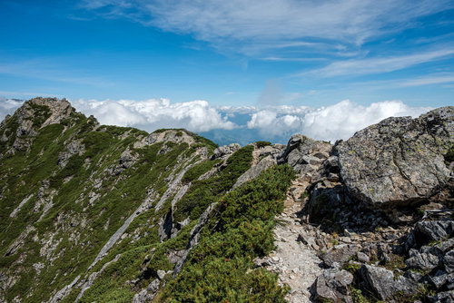 南峰から北峰へ向かう、キレット縦走の高度感のある稜線
