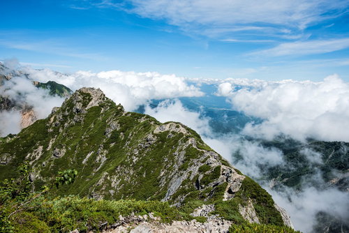 南峰から北峰へ向かう、キレット縦走の高度感のある稜線