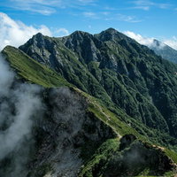 白馬三山側から見た不帰キレット、険しい岩稜の尾根の写真