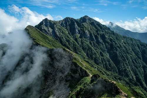 白馬三山側から見た不帰キレット、険しい岩稜の尾根