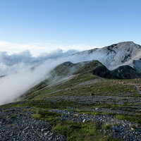 キレット縦走コース、白馬鑓ヶ岳の稜線を駆け上がる雲の写真