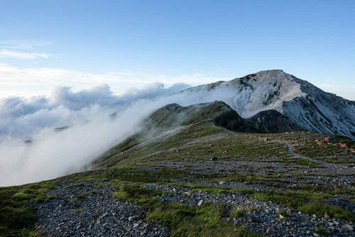 キレット縦走コース、白馬鑓ヶ岳の稜線を駆け上がる雲