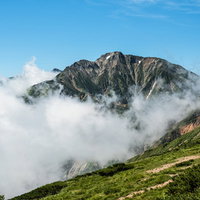 八方尾根上部から眺める五竜岳とキレット縦走路の写真