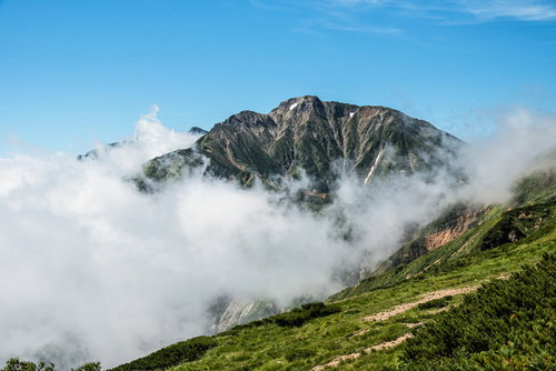 八方尾根上部から眺める五竜岳とキレット縦走路