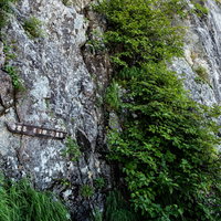 不帰瞼の岩壁に設置された白い指導標｜キレット縦走の写真