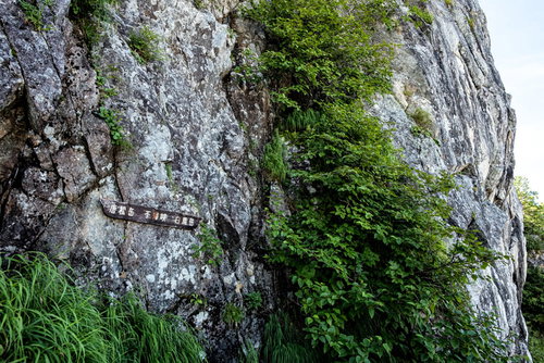 不帰瞼の岩壁に設置された白い指導標｜キレット縦走