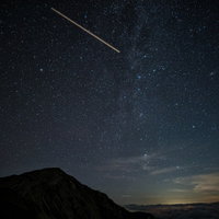北アルプス・キレット縦走上空を通過する航空機と星空の写真