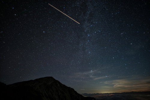 北アルプス・キレット縦走上空を通過する航空機と星空