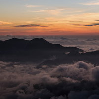キレット縦走で見る夕焼けと雲海の壮大な山岳風景の写真