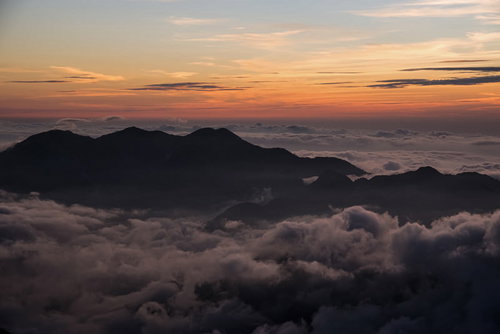 キレット縦走で見る夕焼けと雲海の壮大な山岳風景