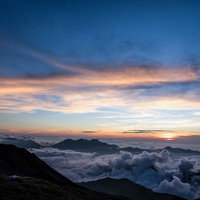 キレット縦走で見た夕焼けに染まる雲と山々の絶景の写真