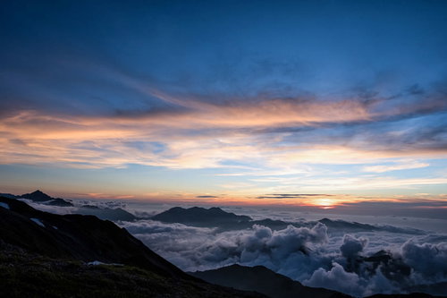 キレット縦走で見た夕焼けに染まる雲と山々の絶景