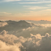 キレット縦走で見た夕焼けに染まる雲海と山々の稜線の写真