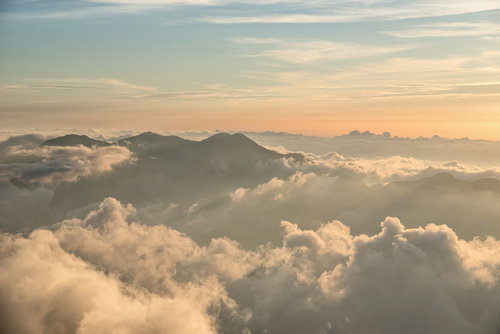キレット縦走で見た夕焼けに染まる雲海と山々の稜線