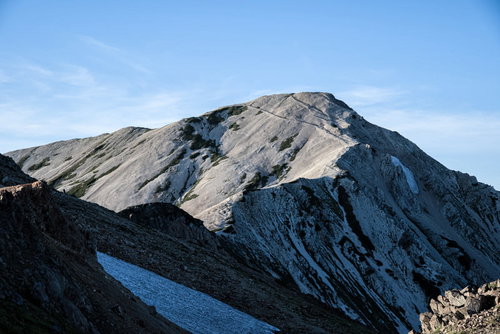 夕焼けに染まる白馬鑓ヶ岳の険しい稜線とキレット縦走ルート