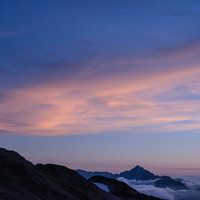 キレット縦走中の夕暮れ、剱岳の雄大なシルエットの写真