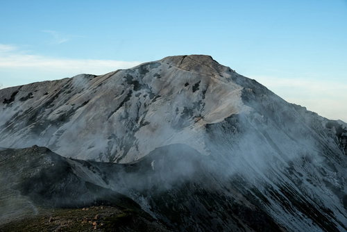 キレット縦走中の夕暮れ時の白馬鑓ヶ岳の雄大な山容