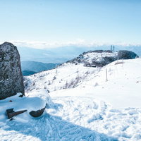 美ヶ原の王ヶ頭にある石碑と積雪の高原風景の写真