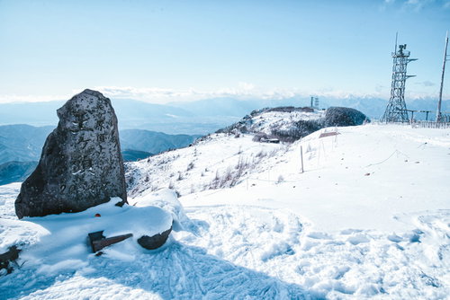 美ヶ原の王ヶ頭にある石碑と積雪の高原風景