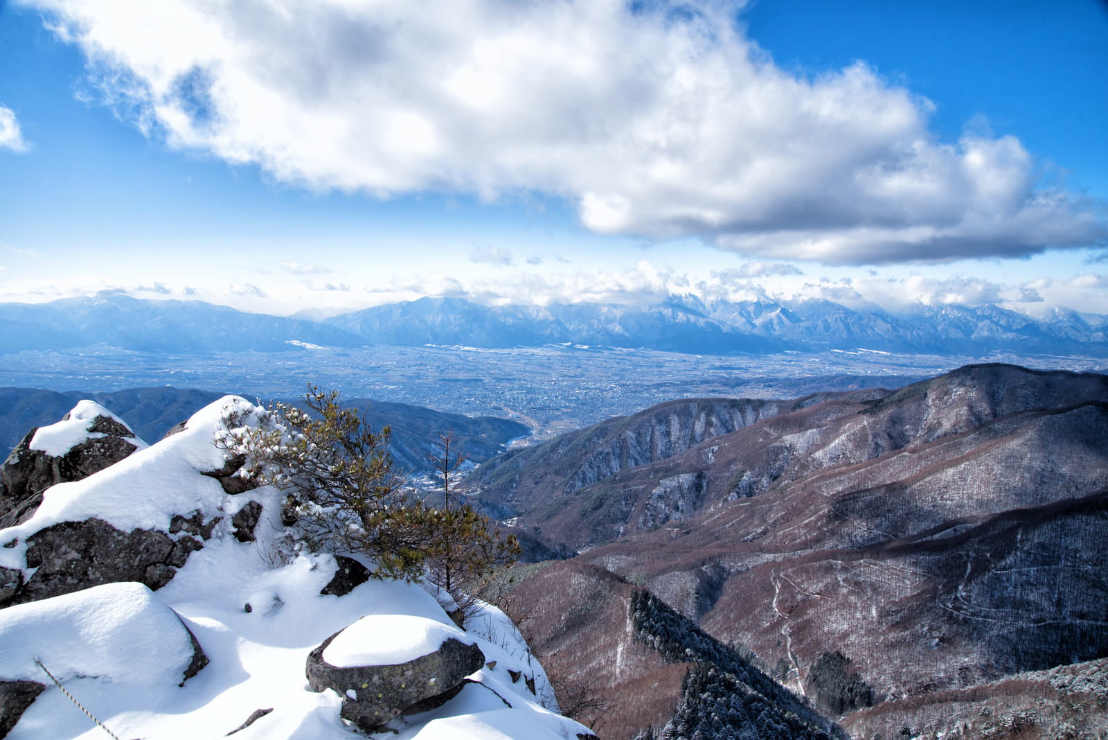 美ヶ原高原の王ヶ鼻から見た雪山の展望風景