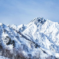 北アルプス五竜岳に浮かぶ菱形の雪形、武田菱の冬景色の写真