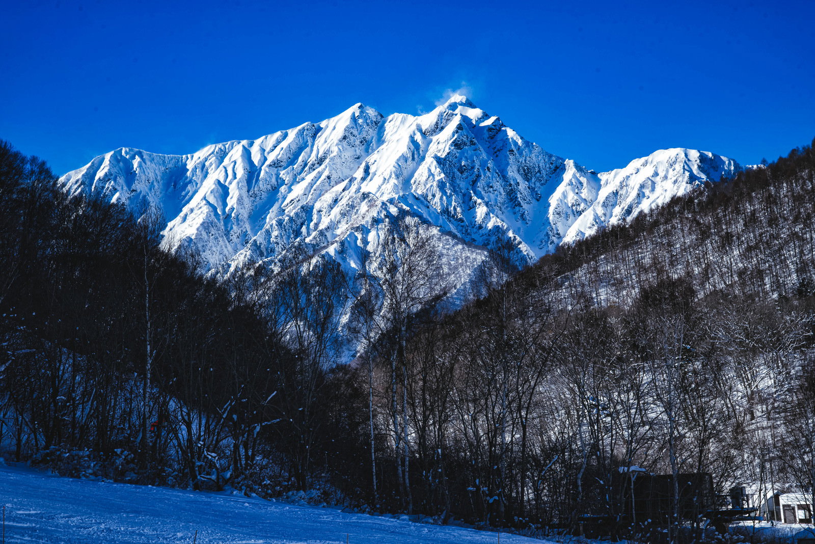 冬の鹿島槍ヶ岳と雪の稜線