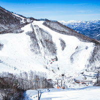 長野県大町市の鹿島槍スキー場の全景と雪山の絶景の写真